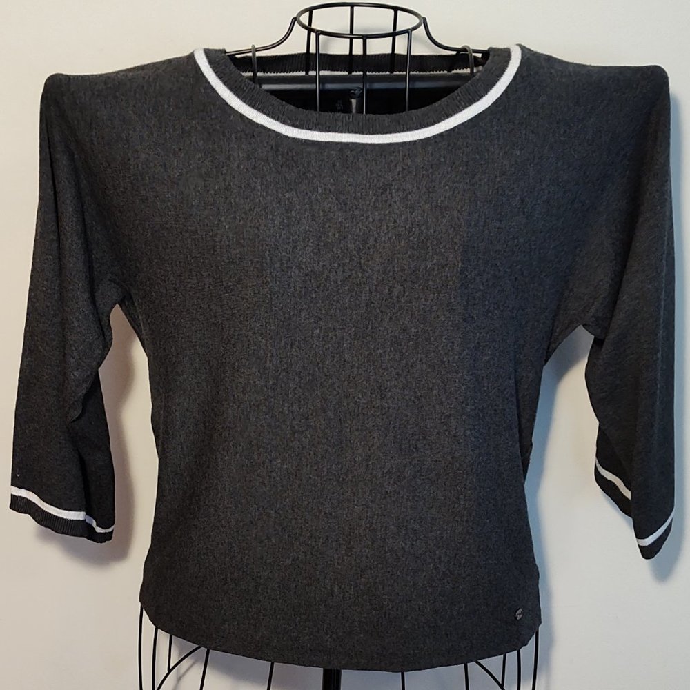 Jones New York Signature gray & white sweater, excellent condition, size L